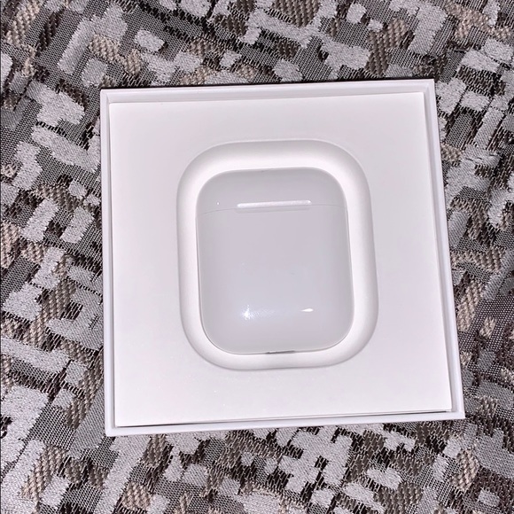 Airpods (case only) - Picture 3 of 4